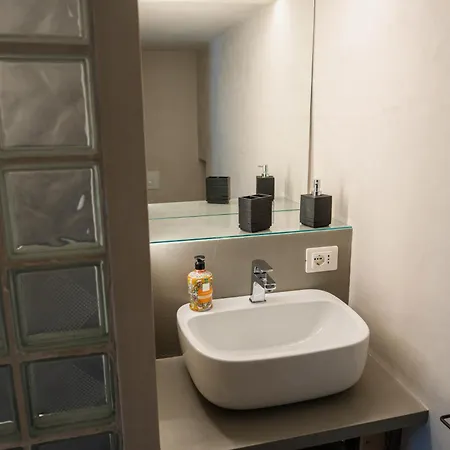 Apartment Black Stones Li Cuti